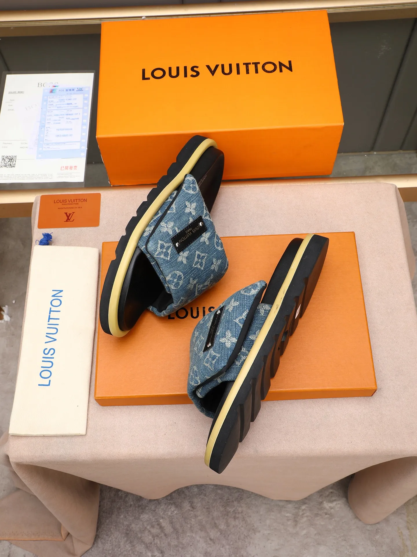 PP360 [LOUIS VUITTON] Louis Vuitton, LV printing, men's and women's slippers are on the market. The drawer box packaging comes with a cloth bag and a card. The upper pattern looks very soft and waxy, and it is a super versatile leg slimming tool. Fabric: imported denim/canvas/old fabric, LV hardware LOGO, official website pattern printing, comfortable to wear, feet: high-elastic PU water table. Sole: foam sole, heel height: about 5cm. Code number: 35-46, 35, 45, 46 are custom-made and non-returnable. Color: multiple colors and styles available.